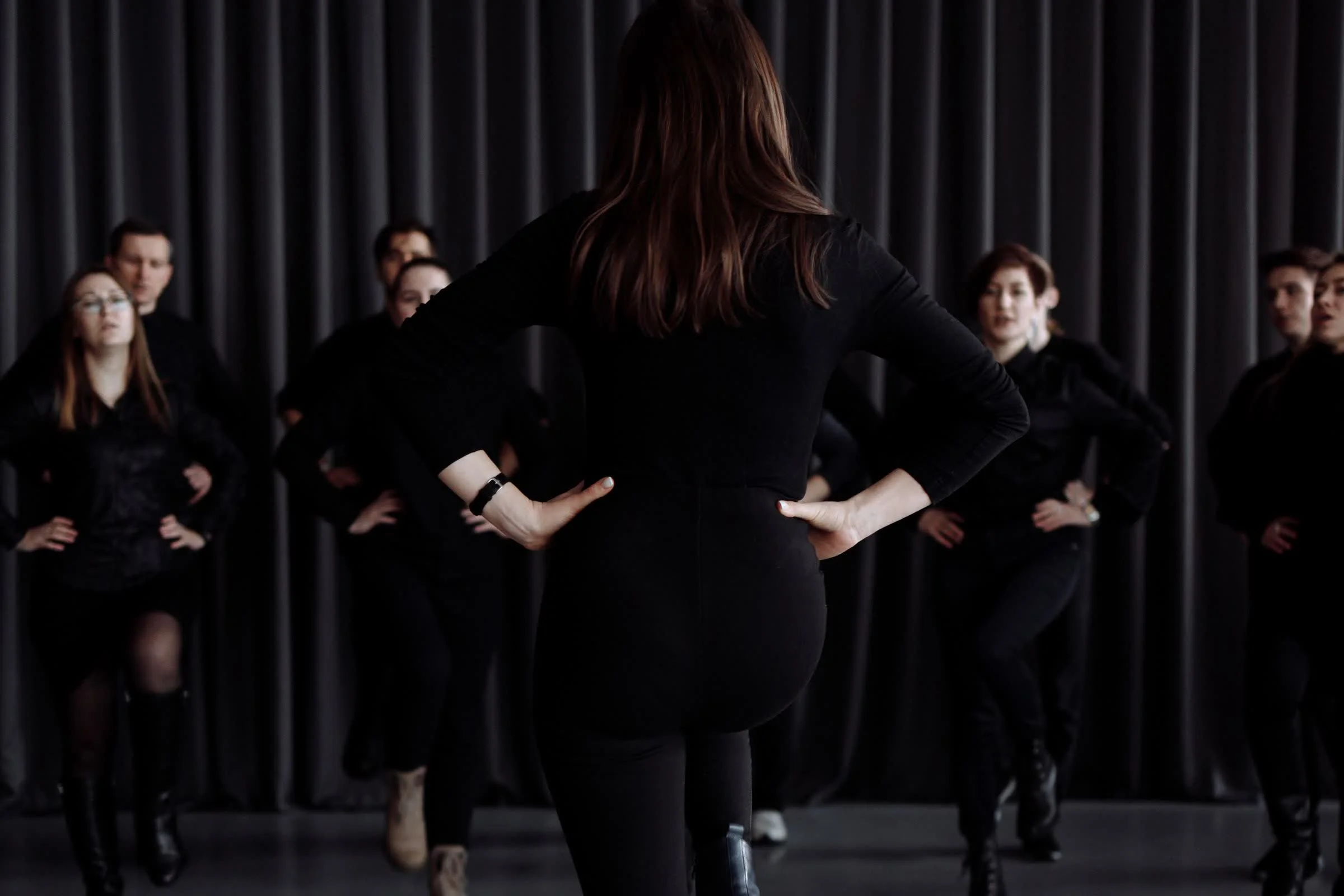 Angeleitete Bewegungsprobe mit einer Gruppe – temporäres Demo-Medium für Choreografie