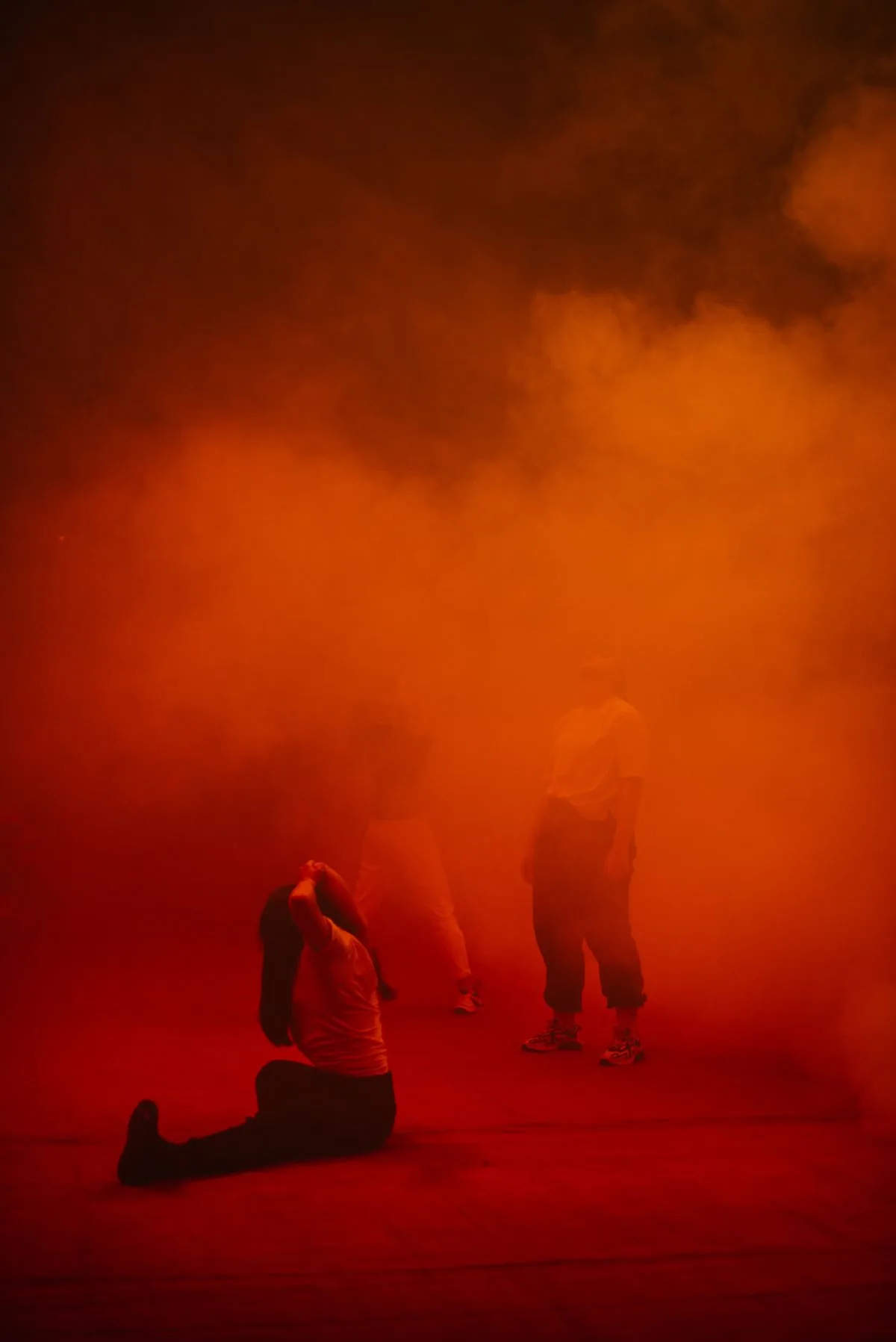 Tanz im Licht einer Theaterbühne