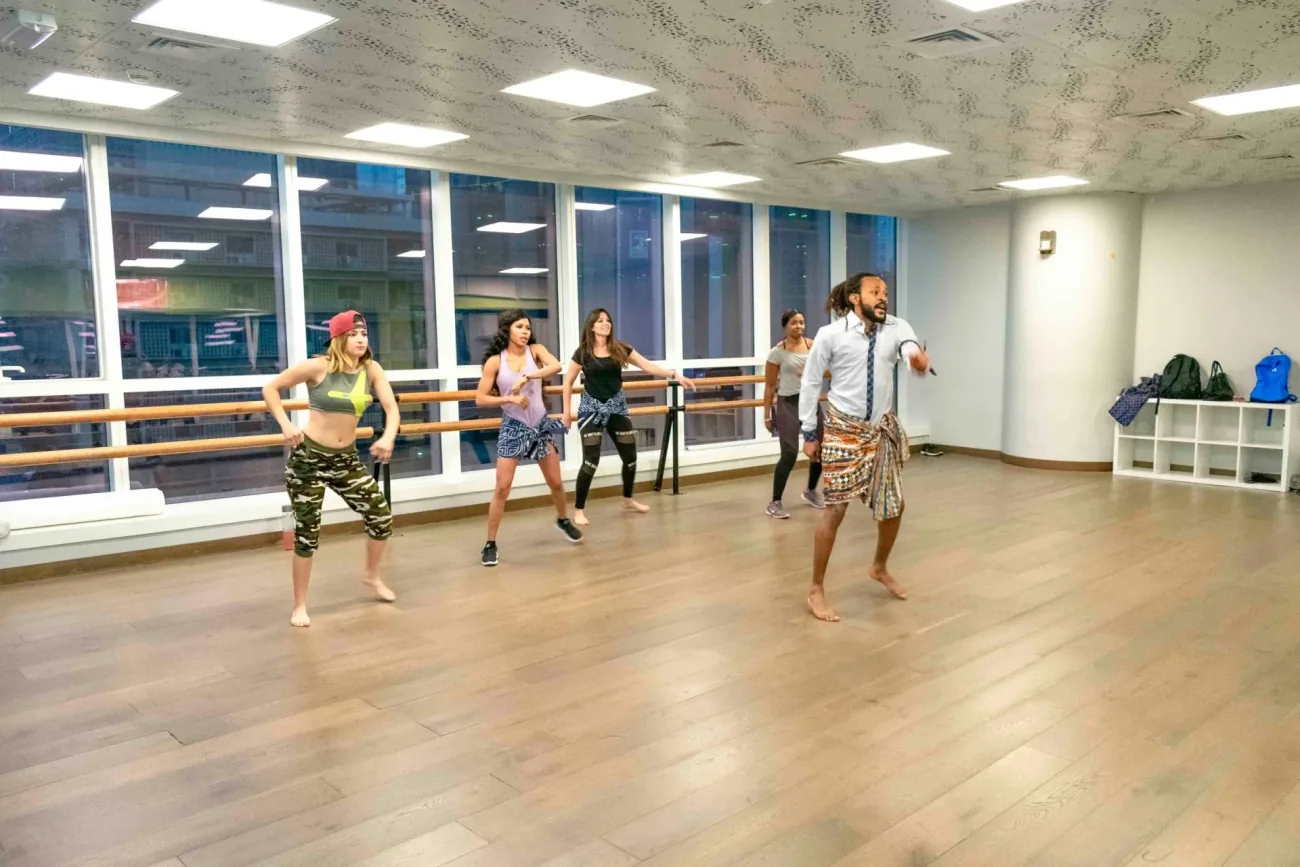 Eine Gruppe übt gemeinsam im Tanzstudio